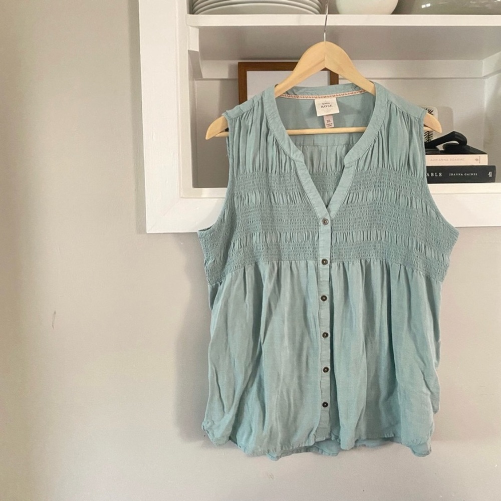 • Knox Rose Flowey Sleeveless Top •